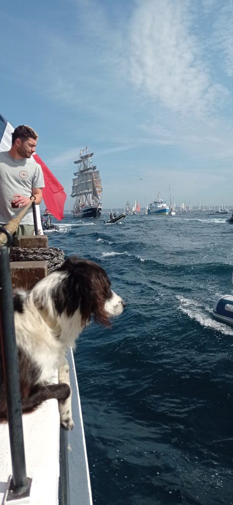 Titi, très concentré sur les bateaux voisins.